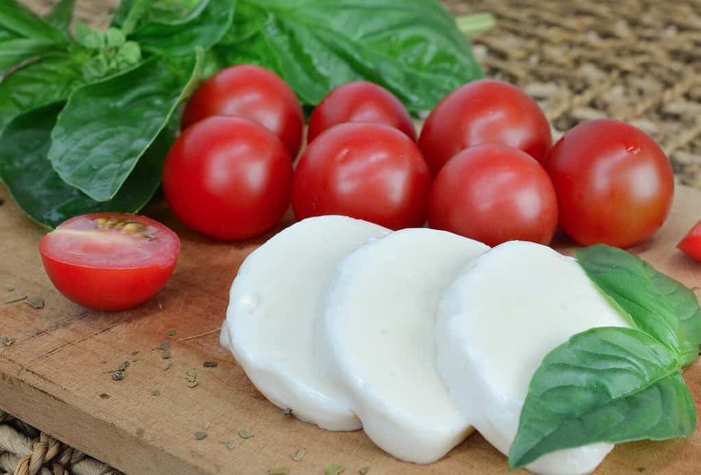 mozzarella, tomato, basil-4040896.jpg